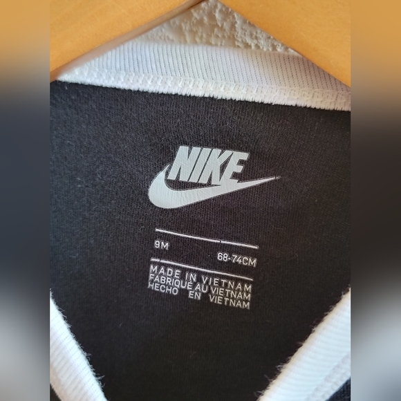 Infant black nike sleeper 9mo - Picture 3 of 4